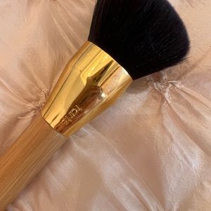 NWOT tarte brush